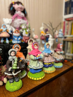 В Иванове соцработник делает из ваты кукол и дарит их детям